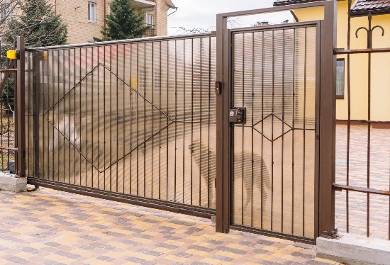 Купить ворота из профлиста с элементами ковки, с металлическими столбами в рамке или под дерево в Дальнегорске от 157230 руб